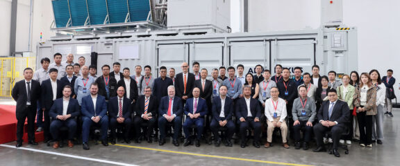Group photo of team behind the Enapter & Wolong Joint Venture in front of the newly presented Nexus 1000.
